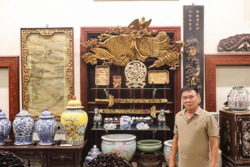 Ông Cường bên bức trâm thư triều Nguyễn. Ảnh: Đình Minh