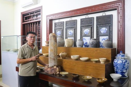 Cột kinh Phật thời Trần được ông sưu tầm khi người dân phát hiện lúc đào móng nhà. Ảnh: Đình Minh