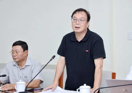 Ông Nguyễn Tiến Thanh - Chủ tịch Hội đồng thành viên, Tổng Giám đốc Nhà xuất bản Giáo dục Việt Nam báo cáo tại buổi làm việc.