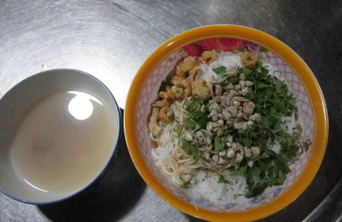 Một tô bún hến ở Huế.