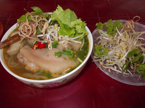 Một tô bún bò Huế.