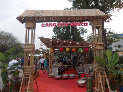 Làng bún Vân Cù trong một lần tham dự Festival Huế.
