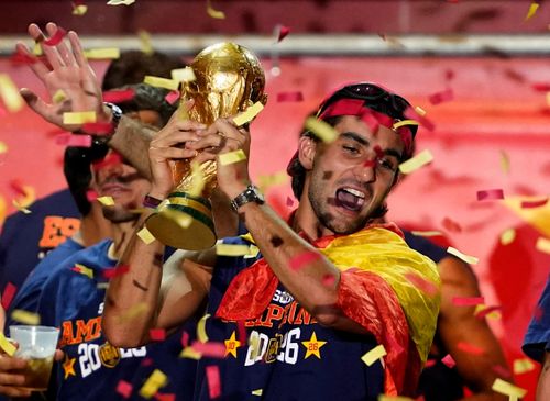 Ferran Torres rạng rỡ nâng cao cúp vàng World Cup tại quảng trường Cibeles. Anh chính là người hùng của tuyển Tây Ban Nha khi bàn thắng duy nhất trong trận chung kết World Cup 2026 ở phút 106, giúp đại diện châu Âu đánh bại Argentina với tỷ số tối thiểu 1-0 để lên ngôi vô địch.