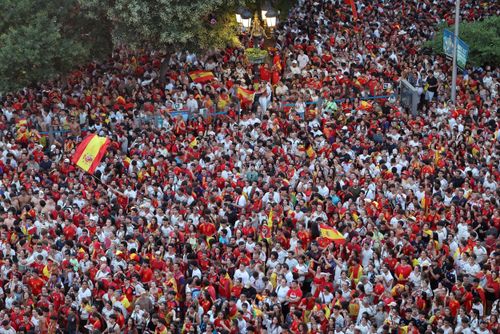 Biển người nhuộm đỏ quảng trường Cibeles ăn mừng chức vô địch World Cup 2026 của thầy trò Luis de la Fuente. Lễ diễu hành chiến thắng thắp sáng thủ đô Madrid trong niềm kiêu hãnh và sự cuồng nhiệt tột cùng.