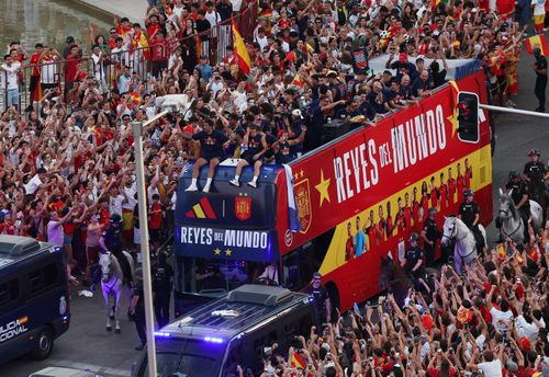 Dàn sao Tây Ban Nha rạng rỡ ăn mừng chức vô địch World Cup, tận hưởng khoảnh khắc vinh quang giữa biển người cuồng nhiệt trong lễ diễu hành chiến thắng tại quê nhà.