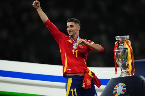  Torres từng cùng U19 Tây Ban Nha vô địch châu Âu năm 2019 và ghi cả hai bàn trong trận chung kết. Anh ra mắt tuyển quốc gia năm 2020, sau đó lập hat-trick trong chiến thắng 6-0 trước Đức. Tiền đạo này tiếp tục góp mặt tại EURO 2020, World Cup 2022 và EURO 2024, trước khi vượt mốc 50 lần khoác áo Tây Ban Nha. Ảnh: @ferrantorres.