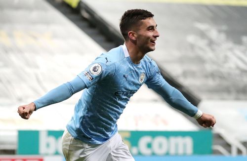  Mùa hè 2020, Torres gia nhập Manchester City và được Pep Guardiola sử dụng ở nhiều vị trí trên hàng công. Anh cùng đội bóng giành Premier League, League Cup, nhưng không có suất đá chính ổn định. Cuối năm 2021, tiền đạo người Tây Ban Nha trở về nước khoác áo Barcelona. Ảnh: Scott Heppell/Reuters.