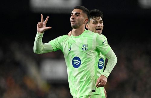 Tháng 11/2017, Torres ra mắt đội một Valencia tại Copa del Rey khi mới 17 tuổi. Không lâu sau, anh tiếp tục có trận đầu tiên tại La Liga và dần giành được vị trí trong đội hình chính. Trong thời gian khoác áo Valencia, Torres trở thành một trong những cầu thủ trẻ đáng chú ý nhất của bóng đá Tây Ban Nha. Anh từng là cầu thủ trẻ nhất trong lịch sử CLB chạm mốc 50 lần ra sân cho đội một. Torres cũng góp mặt trong đội hình Valencia vô địch Copa del Rey mùa 2018-2019. Đây là danh hiệu lớn đầu tiên trong sự nghiệp chuyên nghiệp của anh. Ảnh: Pablo Morano/Reuters.