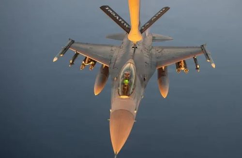 Một tiêm kích F-16 của Không quân Mỹ thực hiện tiếp nhiên liệu trong lúc tuần tra trên bầu trời Trung Đông. Ảnh: Quân đội Mỹ.