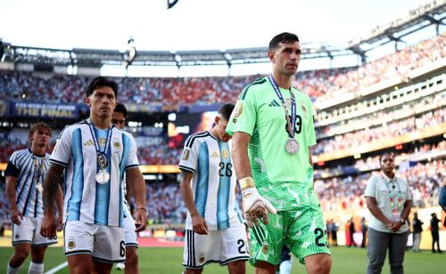  Emiliano Martinez nhận huy chương bạc FIFA World Cup 2026 cùng đội tuyển Argentina. Ảnh: Reuters. 