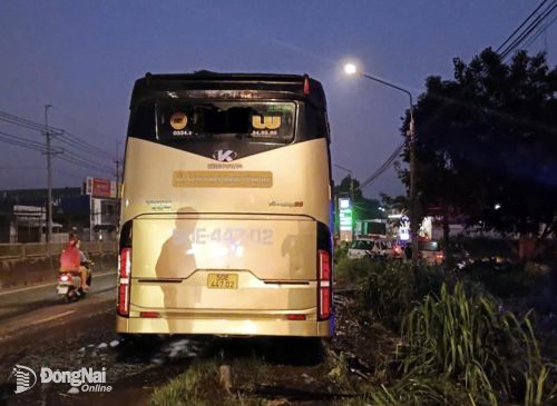Hiện trường xảy ra tai nạn dẫn đến cháy xe khách.