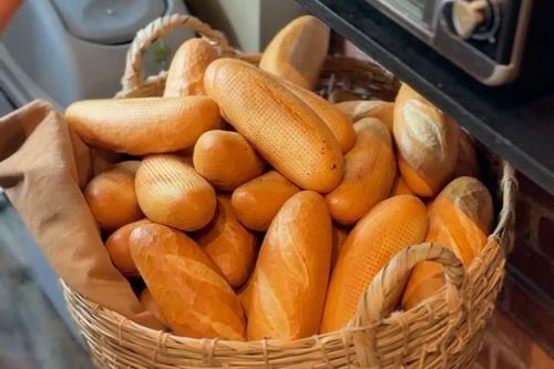 Những ổ bánh mì tại nhà hàng Phê được nướng nóng hổi, sau đó mang ra cho thực khách. Ảnh: @infatuation_nyc.