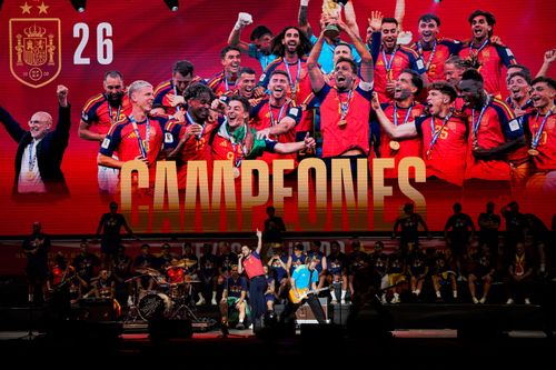  Xe buýt chở các nhà vô địch World Cup tiến vào Quảng trường Cibeles, điểm nhấn cuối cùng trong chuỗi hoạt động mừng công của tuyển Tây Ban Nha. Tại đây, ban tổ chức dựng một sân khấu quy mô lớn và tổ chức đại nhạc hội với sự góp mặt của nhiều DJ, ca sĩ nổi tiếng, hâm nóng bầu không khí trước khi các tuyển thủ xuất hiện. 