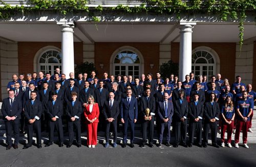  Đội tuyển Tây Ban Nha tại cung điện Moncloa, trụ sở và nơi ở của Thủ tướng Pedro Sánchez. Người đứng đầu chính phủ Tây Ban Nha gửi lời cảm ơn tới toàn đội và ban huấn luyện vì "màn trình diễn tuyệt vời, những nỗ lực không ngừng nghỉ và chiến thắng lịch sử". Đáp lại, đội trưởng Rodri cho biết việc giành World Cup cùng đội tuyển quốc gia là "điều đẹp đẽ nhất trong bóng đá". 