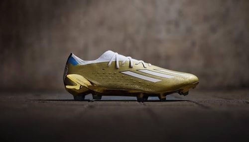 4 năm trước, World Cup 2022 đánh dấu đỉnh cao trong sự nghiệp của anh. Messi sử dụng Adidas X Speedportal “Leyenda”, trong đó “Leyenda” có nghĩa là “huyền thoại” trong tiếng Tây Ban Nha. Đôi giày lấy màu vàng làm chủ đạo, kết hợp các chi tiết trắng và xanh da trời. Thiết kế được cá nhân hóa bằng logo Messi, số 10 cùng nhiều yếu tố liên quan đến đội tuyển Argentina. Messi ghi 7 bàn tại giải, trong đó có cú đúp ở chung kết với Pháp. Argentina giành chiến thắng sau loạt luân lưu, giúp anh lần đầu nâng cúp World Cup. Ảnh: SoccerBible.