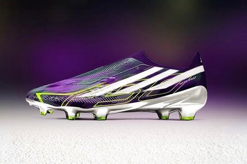 Tại World Cup 2010, anh mang F50 adizero “Chameleon”, nổi bật với tông tím, trắng và vàng chanh. Khi đó, Messi đã khoác áo số 10 và giữ vai trò ngôi sao trung tâm của Argentina. Đây là giai đoạn thương hiệu thể thao Mỹ tập trung phát triển những đôi giày có trọng lượng nhẹ, hỗ trợ khả năng tăng tốc. Phiên bản dành riêng cho Messi cũng cho thấy vị thế ngày càng lớn của anh trong các chiến dịch của hãng. Argentina dừng bước ở tứ kết. Đây cũng là kỳ World Cup duy nhất Messi không ghi bàn. Ảnh: @adidasfootball.