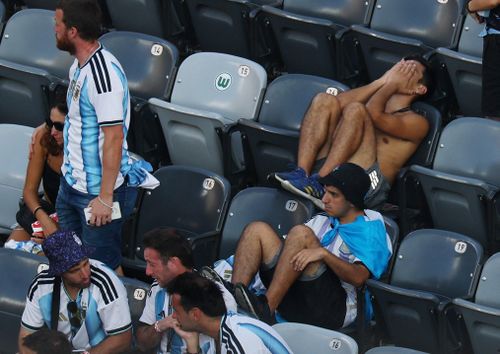 CĐV Argentina buồn bã sau trận chung kết.