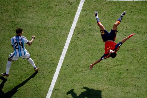Pha vào bóng quyết liệt của Enzo với Cubarsi. Ảnh: Reuters.
