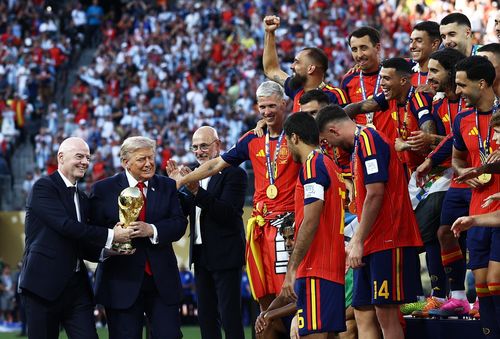  Tổng thống Mỹ Donald Trump và Chủ tịch FIFA Gianni Infantino cùng với cúp vô địch thế giới trong lễ trao cúp tại trận chung kết FIFA World Cup 2026. Ảnh: Reuters. 