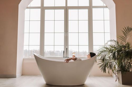 Du khách thư giãn trong phòng tắm khách sạn. Ảnh: Vlada Karpovich/Pexels.