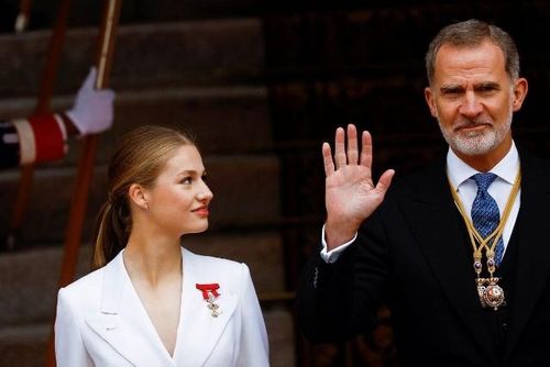  Bên cạnh đó, vẻ ngoài của con gái cả Vua Felipe VI cũng được truyền thông, công chúng quan tâm, chú ý. Ngoại hình nổi bật giúp cô từ lâu được mệnh danh là “công chúa đẹp nhất châu Âu”. Cô sở hữu phong cách ăn mặc thanh lịch, trang nhã, phù hợp với vai trò tại hoàng gia. Thỉnh thoảng, khi tham gia các sự kiện thoải mái hơn, Leonor cũng lựa chọn trang phục trẻ trung, năng động, cá tính, thích hợp với cả độ tuổi và hoàn cảnh xuất hiện. Ảnh: Susana Vera/Reuters. 