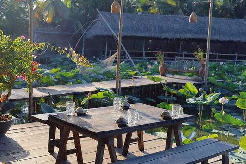 Trải nghiệm không gian làng quê Việt Nam qua hồ sen, bụi chuối... gần gũi mà thân thương