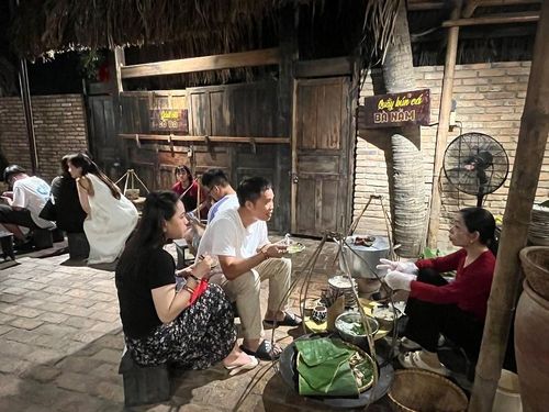 Những món ẩm thực quê dân dã với mái nhà tranh, bếp củi của làng quê Việt được tái hiện một cách chân thực, cuốn hút du khách