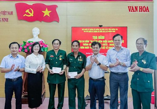 Ban tổ chức tặng quà các cựu chiến binh từng chiến đấu tại Thành cổ Quảng Trị