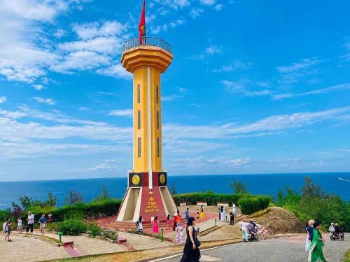 Cột cờ nằm trên đỉnh núi cạnh miệng núi lửa Thới Lới, một điểm check-in được du khách lựa chọn khi đến với Lý Sơn. Ảnh: Kha Phạm - TTXVN