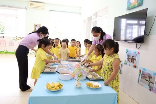 Học sinh Trường tiểu học Phú Mỹ (phường Phú Mỹ) ăn bữa trưa được chế biến từ các loại thực phẩm do các đơn vị tham gia chương trình “Tick xanh trách nhiệm” cung cấp.