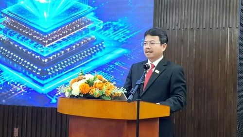 Ông Trần Hữu Dũng, Giám đốc Công ty trách nhiệm hữu hạn một thành viên Phát triển Công viên phần mềm Quang Trung phát biểu tại diễn đàn.