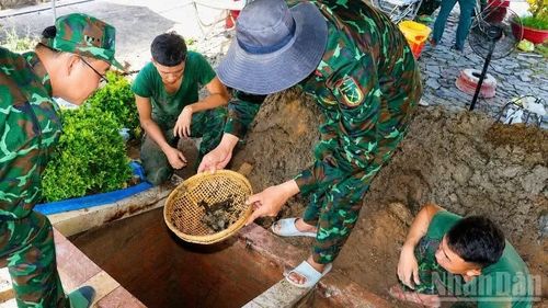 Các lực lượng cẩn trọng trong từng thao tác, không để sót bất kỳ mẫu phẩm nào.