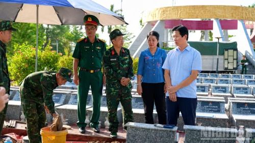 Lãnh đạo tỉnh Đồng Tháp thăm, động viên lực lượng làm nhiệm vụ tại Nghĩa trang Liệt sĩ Châu Thành (tỉnh Đồng Tháp).
