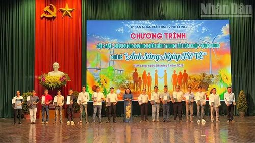 Tuyên dương những tấm gương điển hình trong tái hòa nhập cộng đồng.