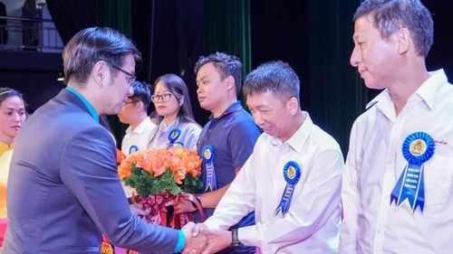 Chủ tịch Liên đoàn Lao động thành phố Hà Nội Nguyễn Văn Thắng trao danh hiệu sáng kiến, sáng tạo cho đội ngũ công nhân lao động Thủ đô.