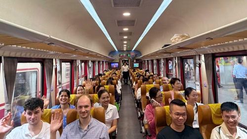 Trên tuyến tàu đưa đón y, bác sĩ Bệnh viện Bạch Mai giữa Hà Nội và Phủ Lý.