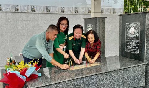 Gia đình Thượng tướng Nguyễn Huy Hiệu về thăm và dâng hương tại mộ má Sáu Ngẫu ở Lái Thiêu. (Ảnh do Thượng tướng Nguyễn Huy Hiệu cung cấp)