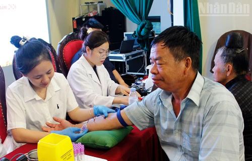Tiến hành thu nhận mẫu ADN cho thân nhân liệt sĩ tại các xã thuộc huyện Phù Yên cũ.