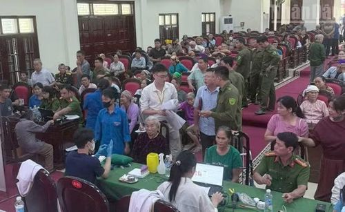 Tại khu vực xã Phù Yên, rất đông thân nhân liệt sĩ ở các xã, bản đã đến tiến hành thủ tục lấy mẫu ADN.