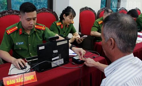 Cán bộ Tổ công tác của Công an tỉnh Sơn La lấy thông tin xác thực cho những người khai báo là thân nhân các liệt sĩ.