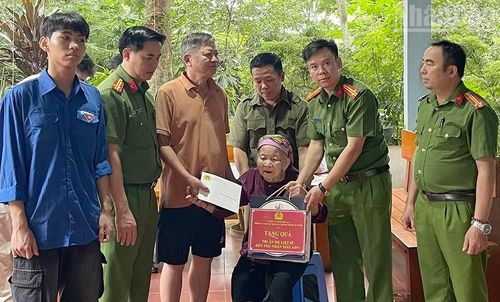 Trong dịp này, các Tổ công tác của Công an tỉnh Sơn La đã thăm, tặng quà các gia đình liệt sĩ và người có công với cách mạng.