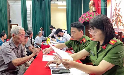 Các cán bộ Công an tỉnh Sơn La đã phối hợp các đơn vị tiến hành các thủ tục xác định danh tính để lấy mẫu đối với thân nhân các liệt sĩ.