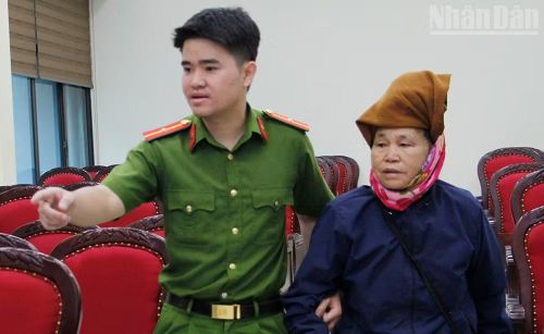 Lực lượng Công an các xã hướng dẫn thân nhân các liệt sĩ làm thủ tục khai báo thông tin trước khi lấy mẫu ADN.