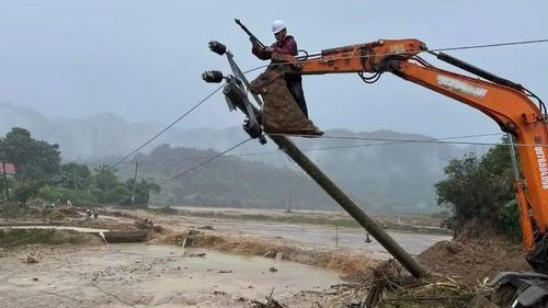 Công nhân Công ty Điện lực Lai Châu nỗ lực khắc phục sự cố vùng lũ để cấp điện lại cho bà con.