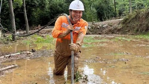 Công nhân Công ty Điện lực Lai Châu nỗ lực khắc phục sự cố vùng lũ để cấp điện lại cho bà con.