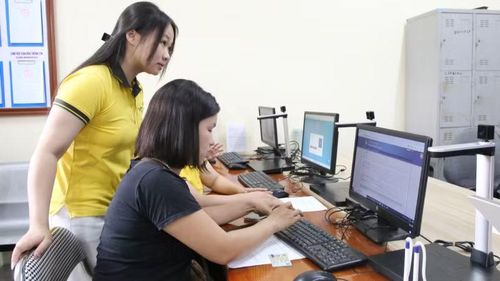 Hướng dẫn người dân làm quen với mô hình “Trợ lý nhân dân”.