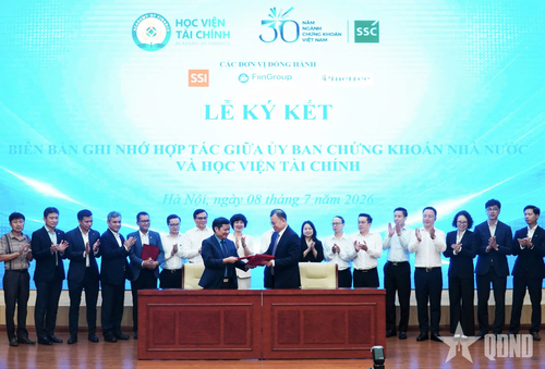 Lễ ký Biên bản ghi nhớ hợp tác giữa Ủy ban Chứng khoán Nhà nước với Học viện Tài chính. Ảnh: THU TRANG