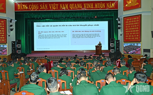 Thiếu tướng Hoàng Văn Sỹ giảng chuyên đề tại lớp huấn luyện. 
