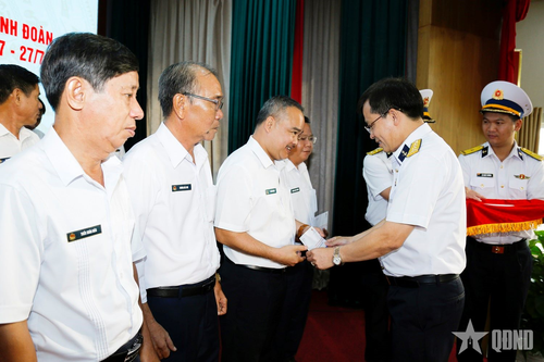  Thủ trưởng Binh đoàn 20 trao quà tặng thương binh, con liệt sĩ. 