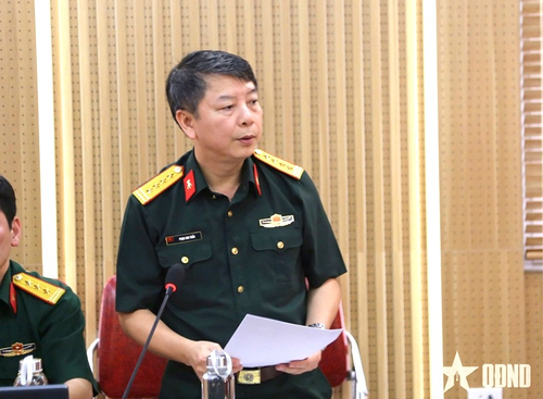  Đại tá Phạm Anh Tuấn, Chủ tịch kiêm Giám đốc Nhà máy Z176 báo cáo kết quả thực hiện các nghị quyết của đơn vị. 